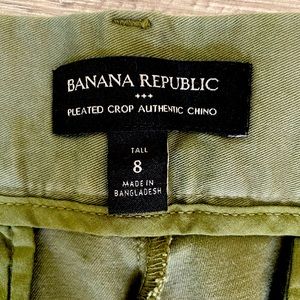 Banana Republic High Rise Pleated Chino’s in 8 Tall Olive color with a tag!
